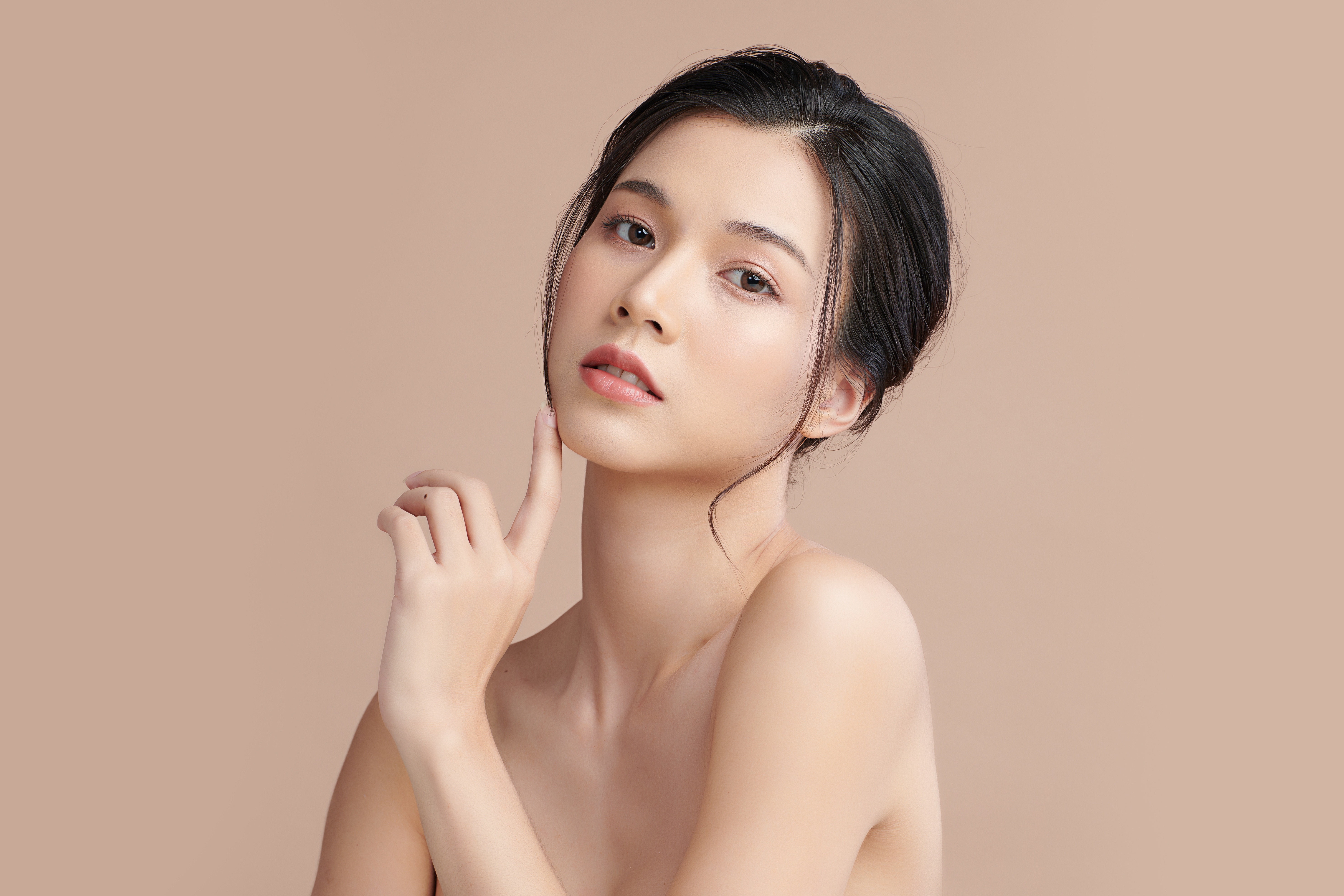 肌ケアを受けた女性 韓国 眉 アート