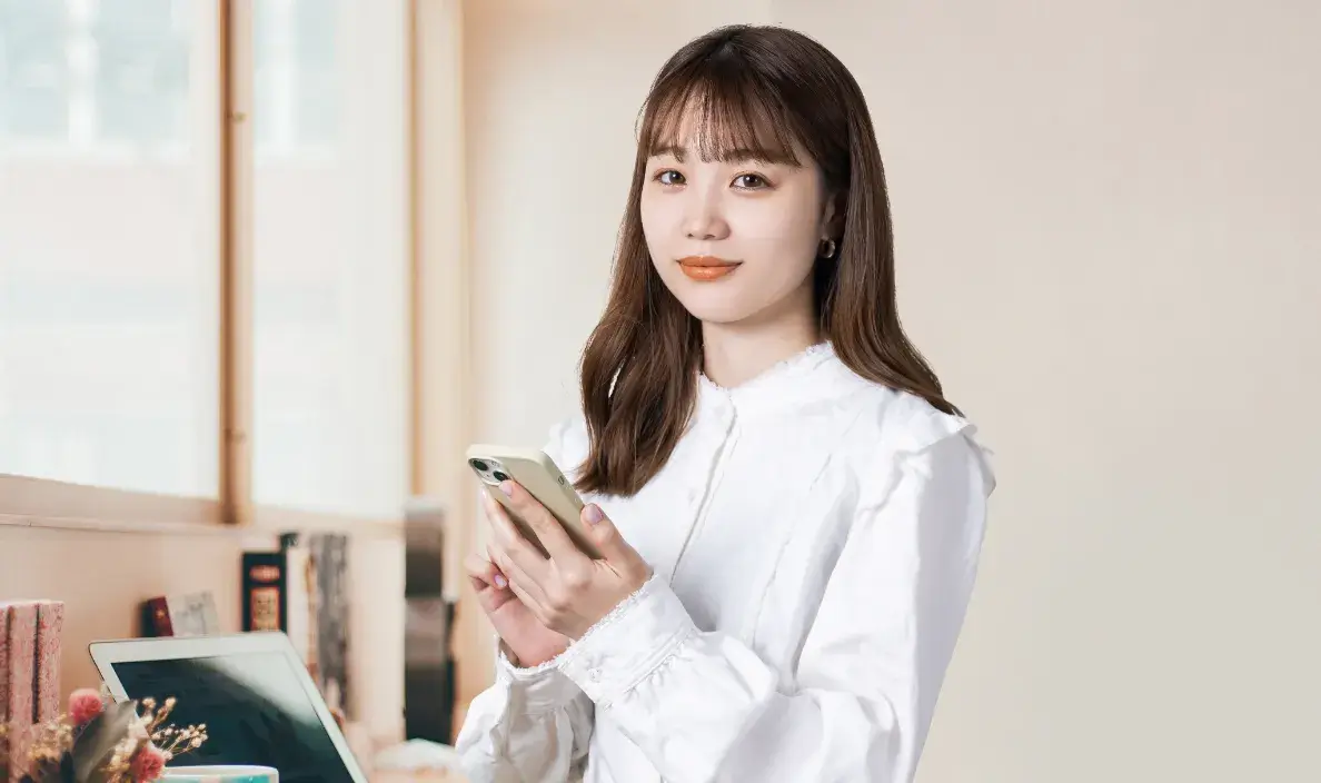 スマホを持っている女性 韓国 美容 医療